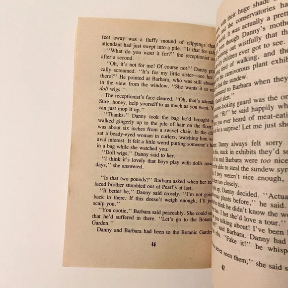 Vintage 1988 Theres a Batwing in My Lunchbox Ann Hodgman Avon Camelot Book - Picture 9 of 11